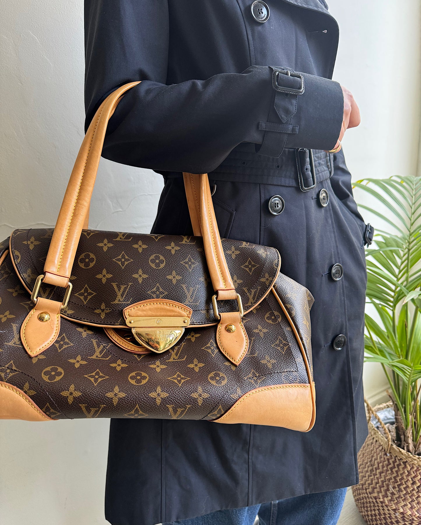 Navy Chelsea Mac ~ Size 8